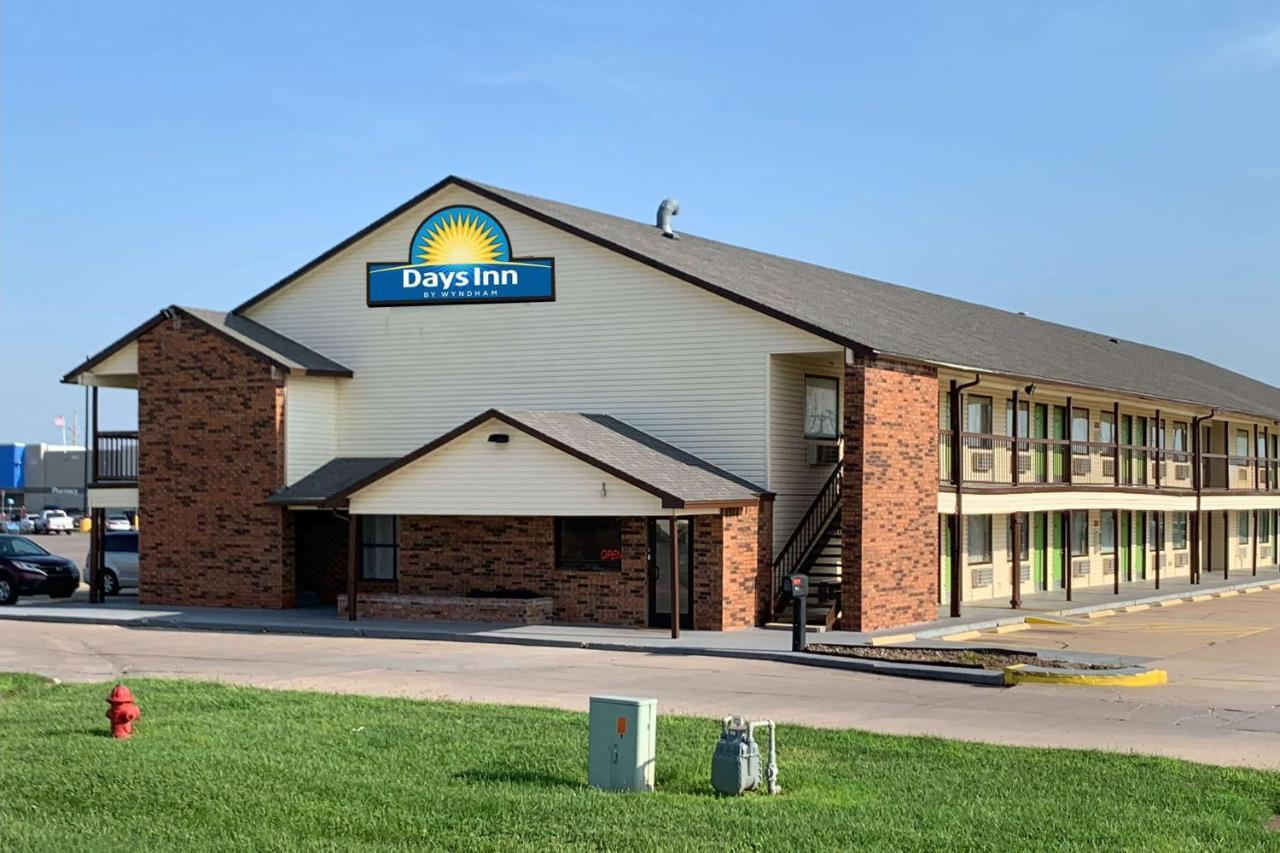 Days Inn By Wyndham Pratt エクステリア 写真