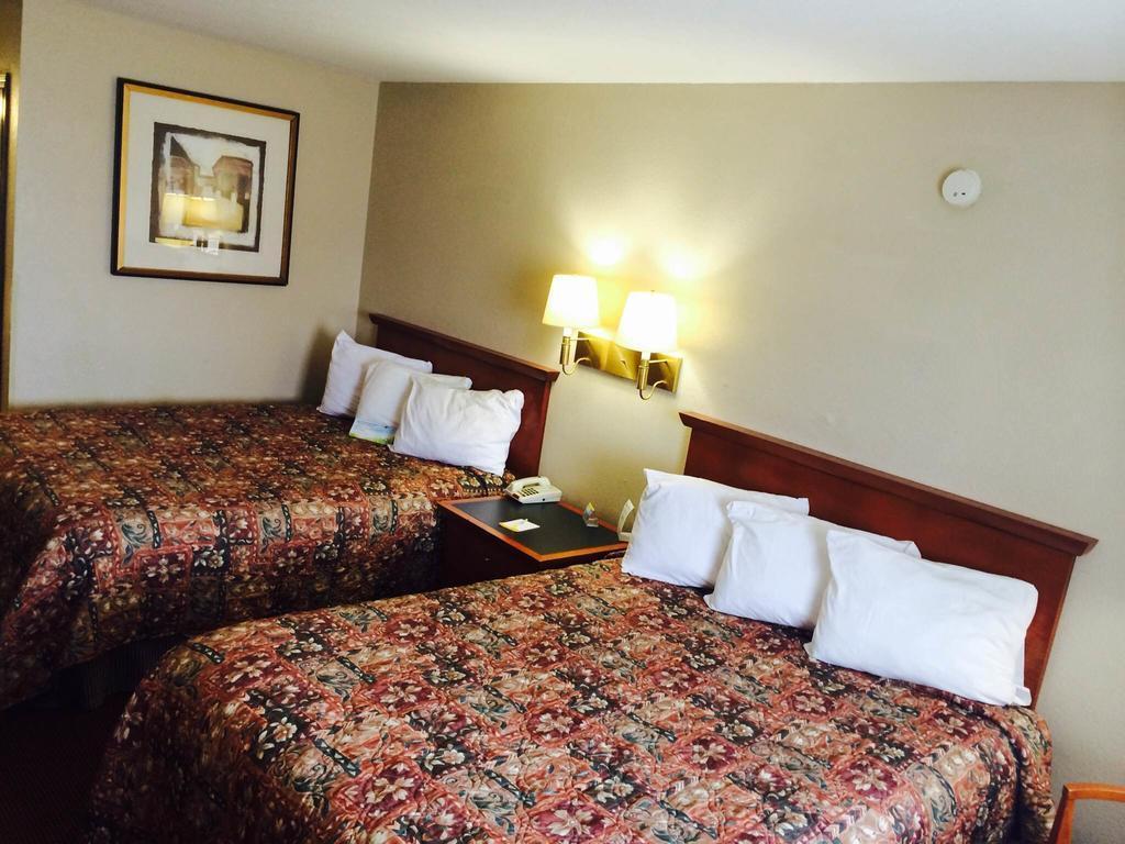 Days Inn By Wyndham Pratt エクステリア 写真