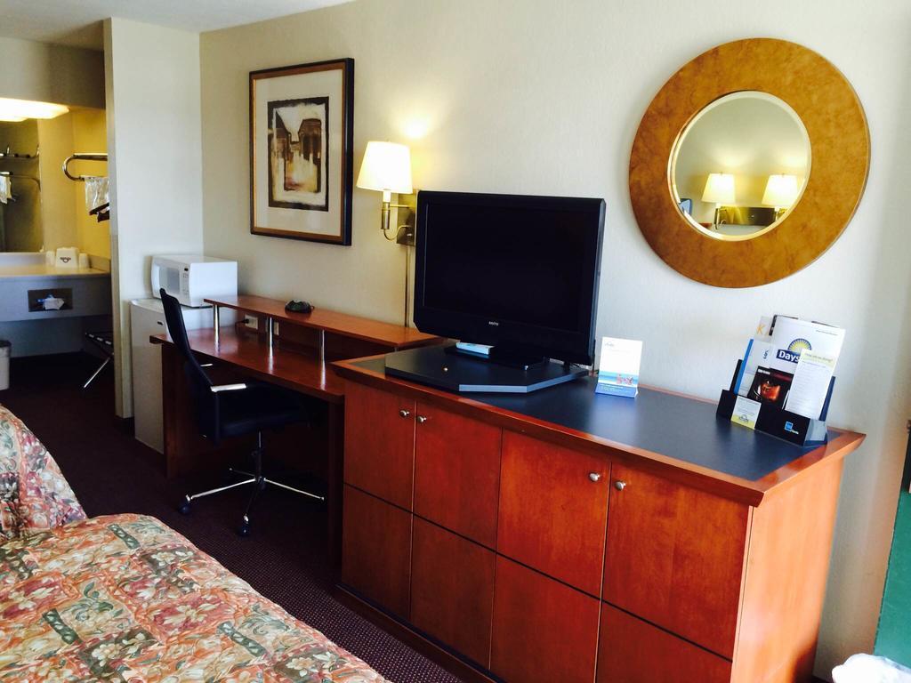Days Inn By Wyndham Pratt エクステリア 写真