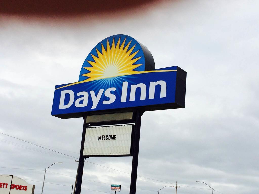 Days Inn By Wyndham Pratt エクステリア 写真