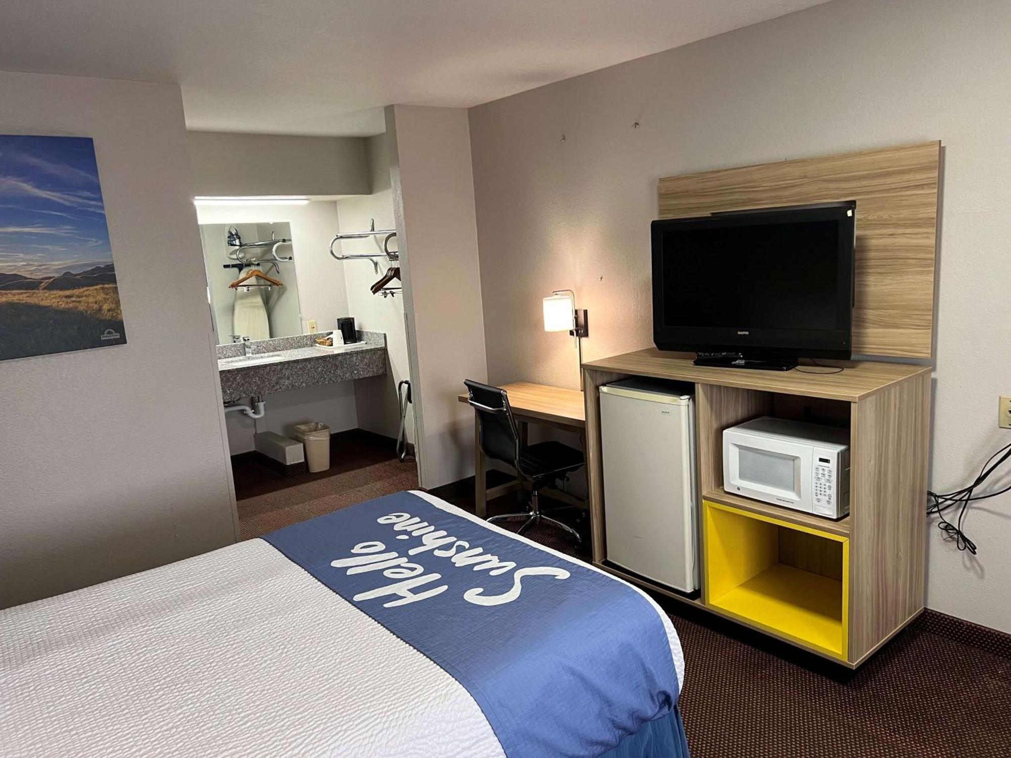 Days Inn By Wyndham Pratt エクステリア 写真