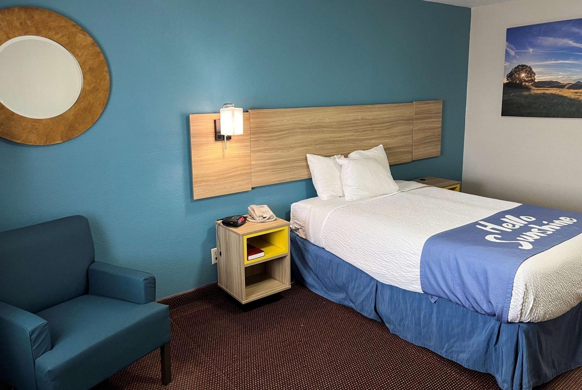 Days Inn By Wyndham Pratt エクステリア 写真