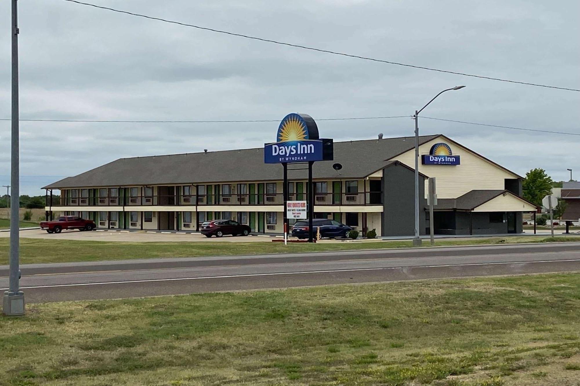Days Inn By Wyndham Pratt エクステリア 写真