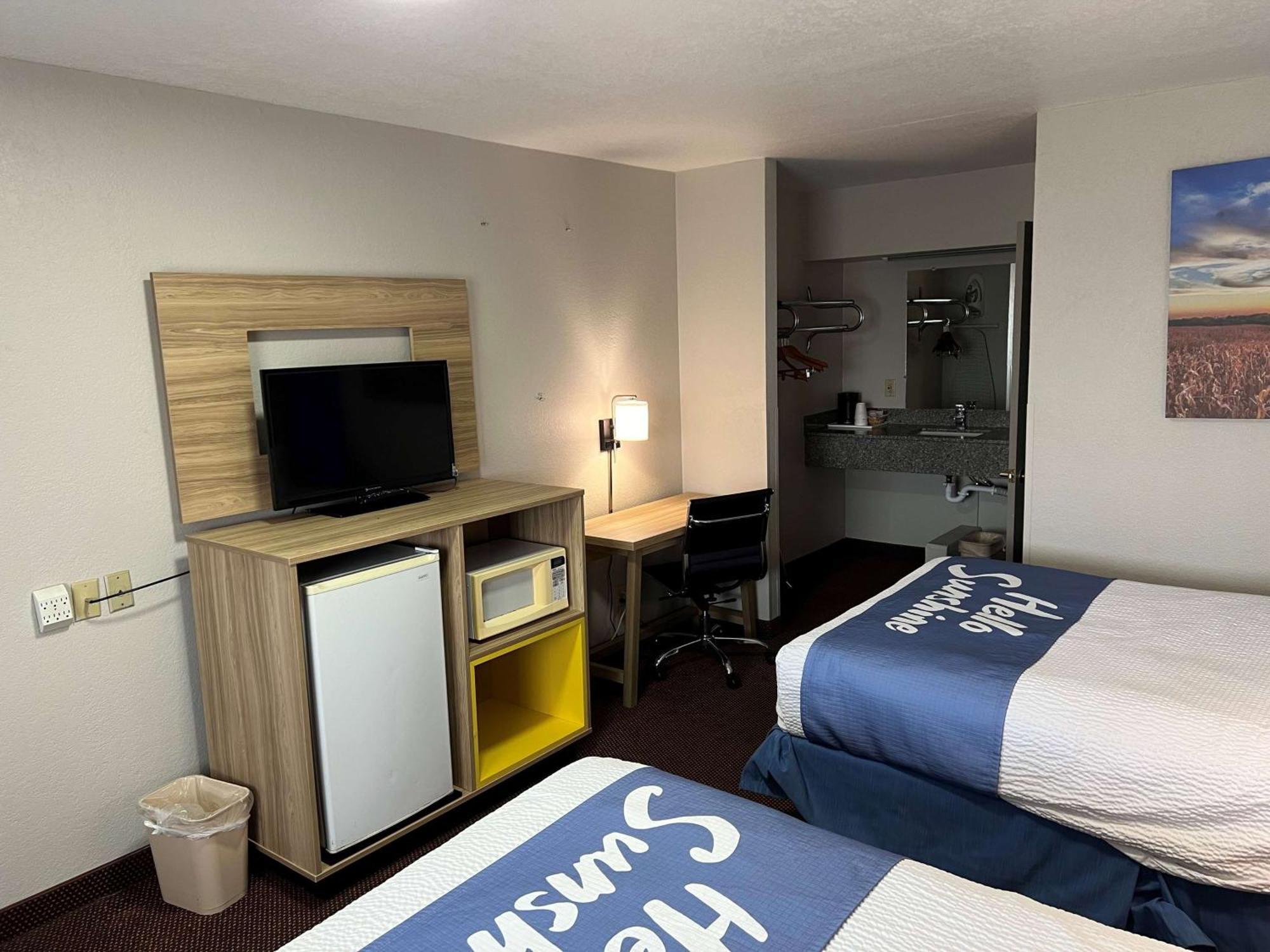 Days Inn By Wyndham Pratt エクステリア 写真